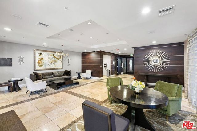 311 S Gramercy Place 303, Los Angeles, CA 90020