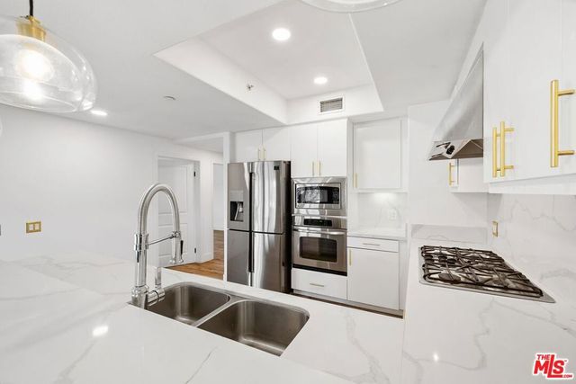 311 S Gramercy Place 303, Los Angeles, CA 90020