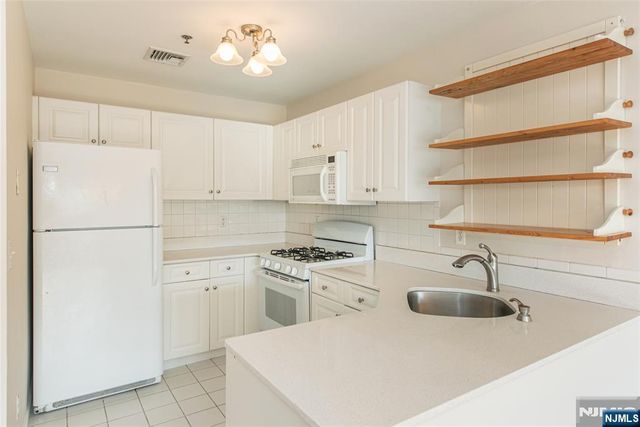 45 Royal Avenue 36, Hawthorne, NJ 07506