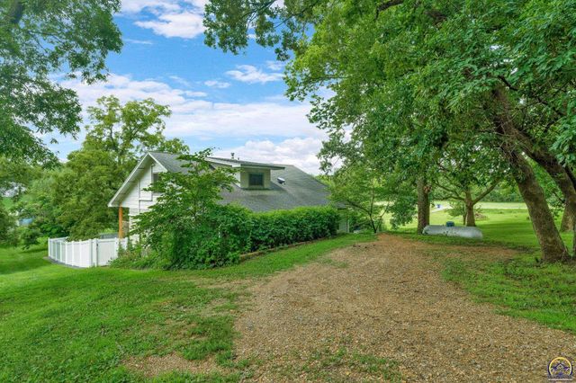 5365 Saratoga DR, Mclouth, KS 66054