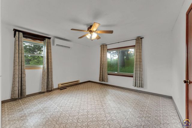 5365 Saratoga DR, Mclouth, KS 66054