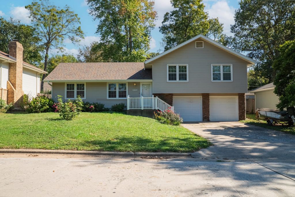 2126 S Wellington Avenue, Springfield, MO 65807