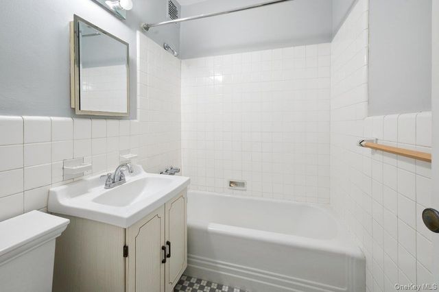 7 Midland Gardens 1M, Bronxville, NY 10708