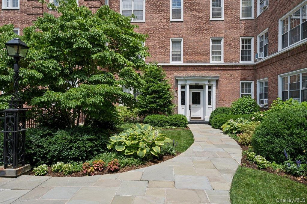 7 Midland Gardens 1M, Bronxville, NY 10708