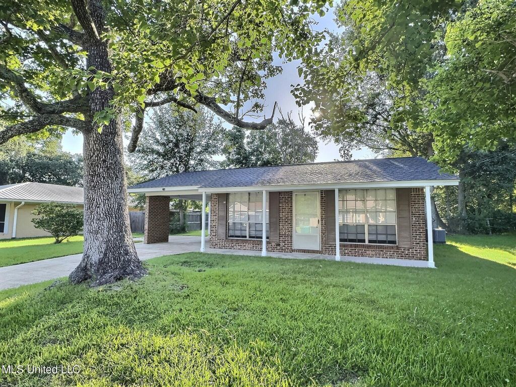 123 Stennis Avenue, Ocean Springs, MS 39564