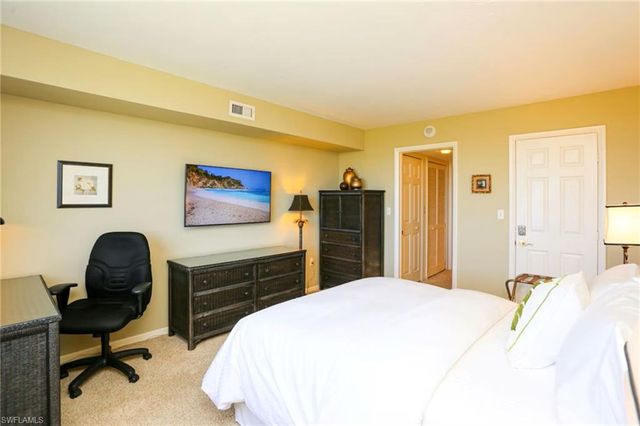 15 Bluebill AVE 805, Naples, FL 34108