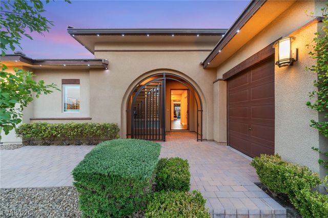 8255 Canyon Tree Court, Las Vegas, NV 89113