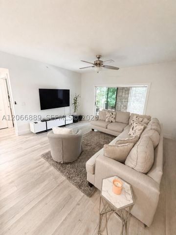 6960 SW 39th St E102, Davie, FL 33314