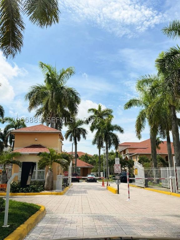 6960 SW 39th St E102, Davie, FL 33314