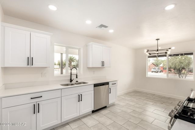 417 S Kenyon Drive, Tucson, AZ 85710