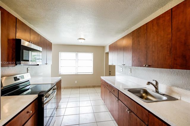 3333 NW 32nd Ct, Lauderdale Lakes, FL 33309