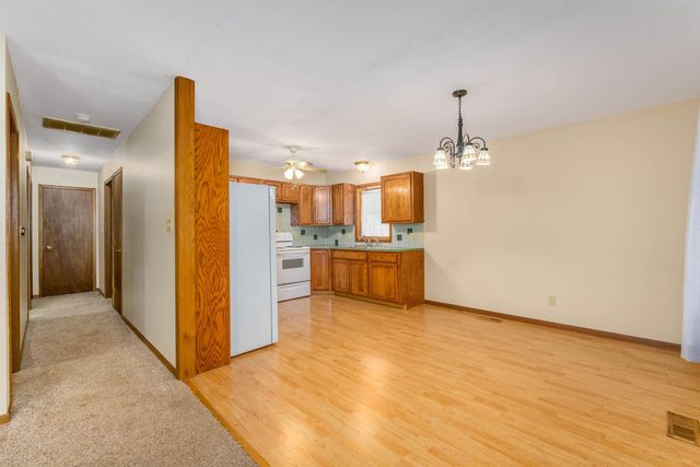 219 W 13th Ave, Winfield, KS 67156