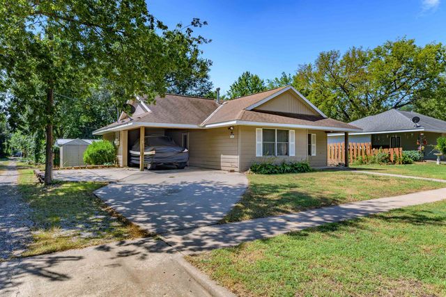 219 W 13th Ave, Winfield, KS 67156