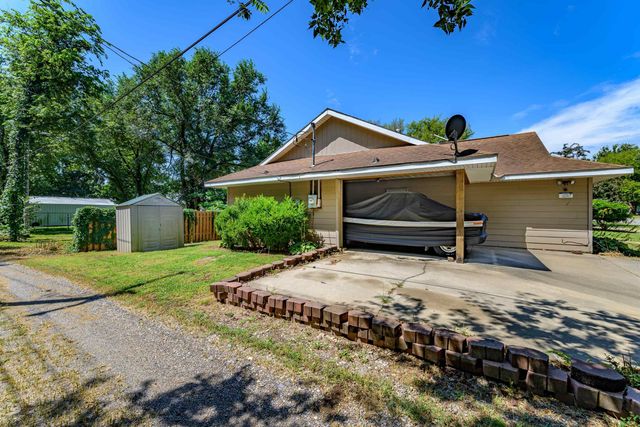 219 W 13th Ave, Winfield, KS 67156