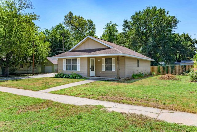 219 W 13th Ave, Winfield, KS 67156