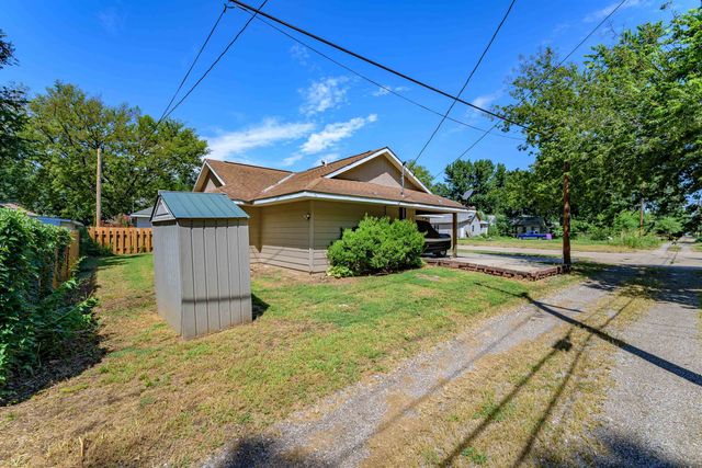 219 W 13th Ave, Winfield, KS 67156