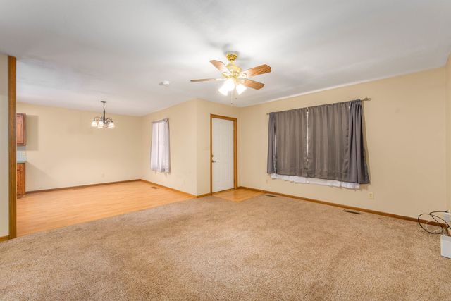 219 W 13th Ave, Winfield, KS 67156