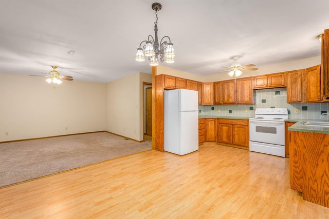219 W 13th Ave, Winfield, KS 67156