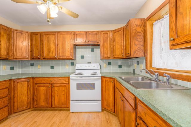219 W 13th Ave, Winfield, KS 67156