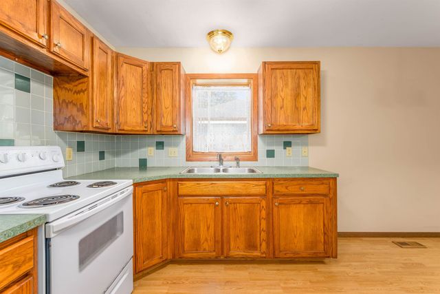 219 W 13th Ave, Winfield, KS 67156