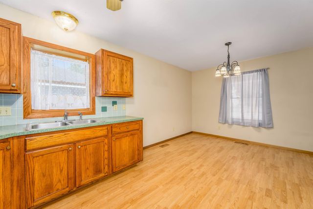 219 W 13th Ave, Winfield, KS 67156