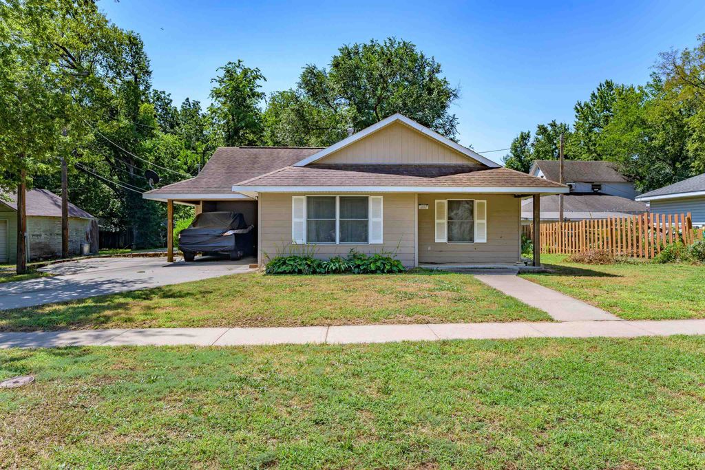 219 W 13th Ave, Winfield, KS 67156