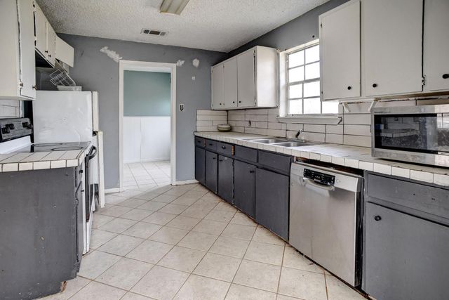 148 Pine Valley DR, Paige, TX 78659