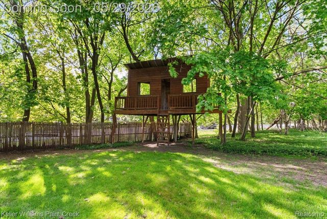 5795 Thorny Ash Road, Oakland Charter Township, MI 48306