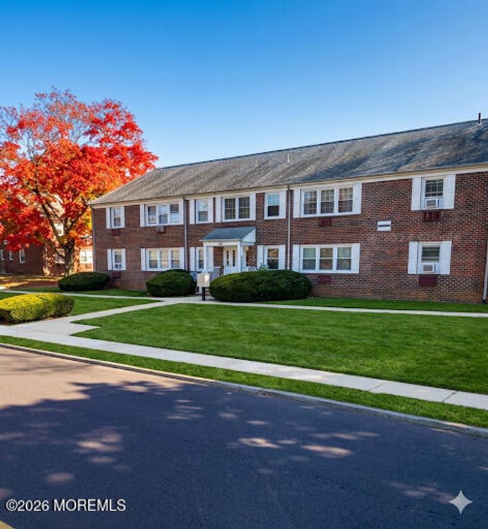 62 Stonehurst Boulevard E, Freehold, NJ 07728