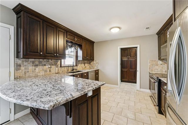 8308 Tomashaw Street, Lenexa, KS 66219