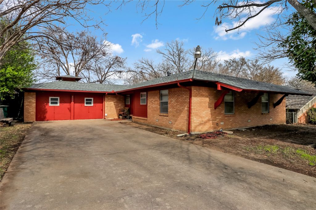 2904 Yates Street, Fort Worth, TX 76133