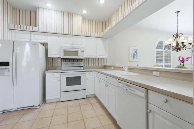 9402 FOREST HILLS CIRCLE, Sarasota, FL 34238