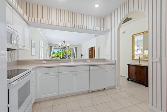 9402 FOREST HILLS CIRCLE, Sarasota, FL 34238