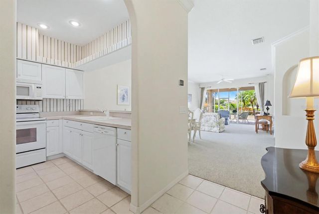 9402 FOREST HILLS CIRCLE, Sarasota, FL 34238