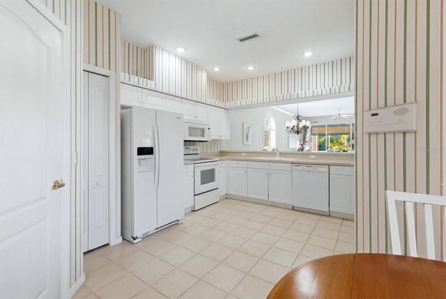 9402 FOREST HILLS CIRCLE, Sarasota, FL 34238