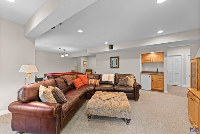 3916 SW Clarion PL, Topeka, KS 66610