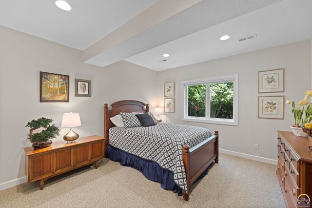 3916 SW Clarion PL, Topeka, KS 66610