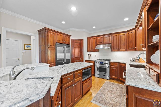 3916 SW Clarion PL, Topeka, KS 66610