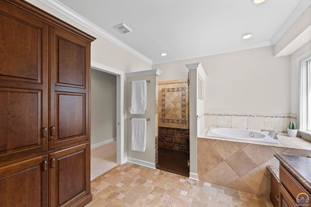 3916 SW Clarion PL, Topeka, KS 66610