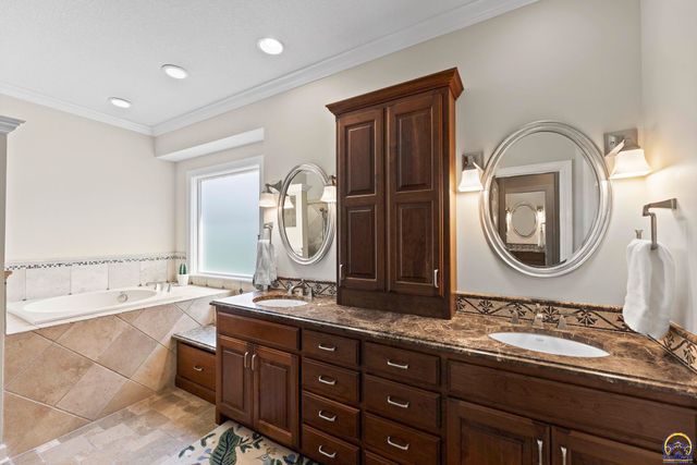 3916 SW Clarion PL, Topeka, KS 66610