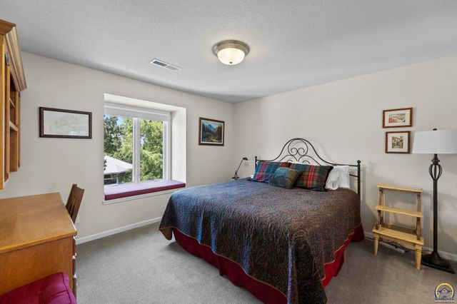 3916 SW Clarion PL, Topeka, KS 66610