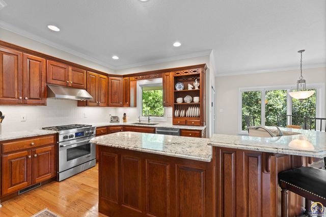 3916 SW Clarion PL, Topeka, KS 66610