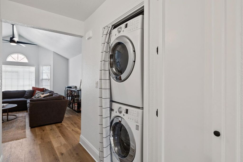 Image 11 of property listing at 8147 N Cedar Avenue # 203, Fresno, CA 93720