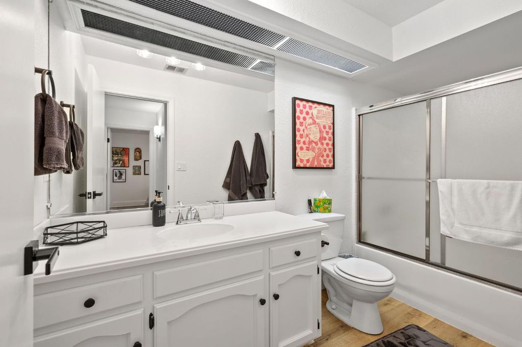 Image 12 of property listing at 8147 N Cedar Avenue # 203, Fresno, CA 93720