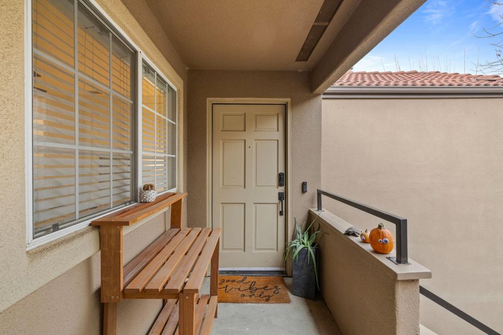 Image 2 of property listing at 8147 N Cedar Avenue # 203, Fresno, CA 93720