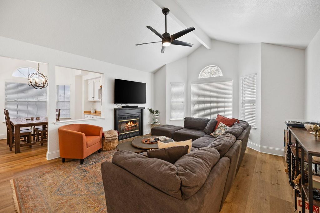 Image 3 of property listing at 8147 N Cedar Avenue # 203, Fresno, CA 93720