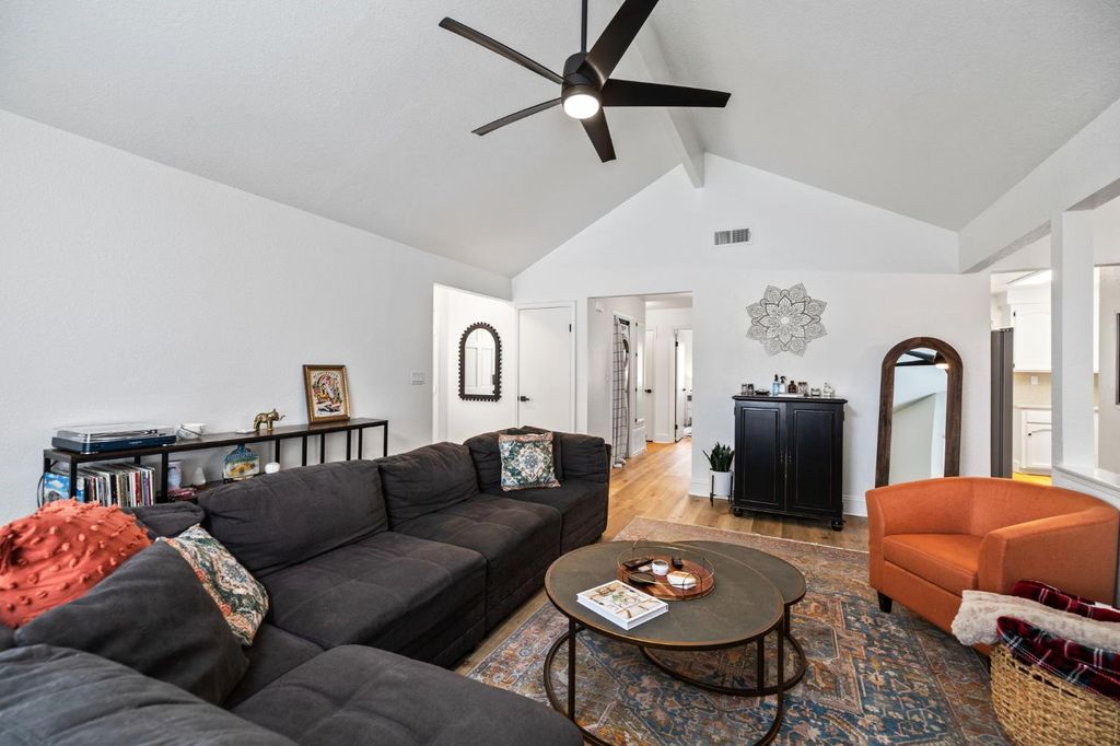 Image 5 of property listing at 8147 N Cedar Avenue # 203, Fresno, CA 93720