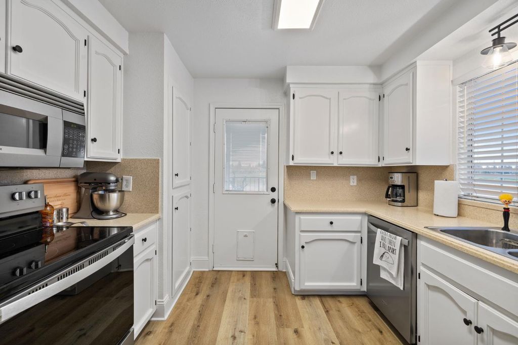 Image 8 of property listing at 8147 N Cedar Avenue # 203, Fresno, CA 93720