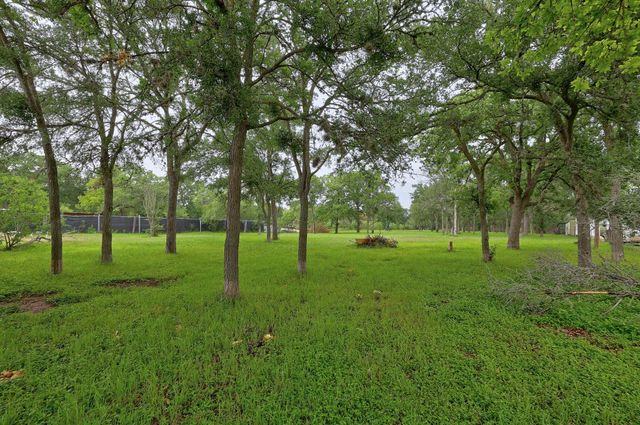 288 The Forest RD, Dale, TX 78616