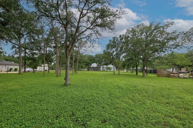 288 The Forest RD, Dale, TX 78616
